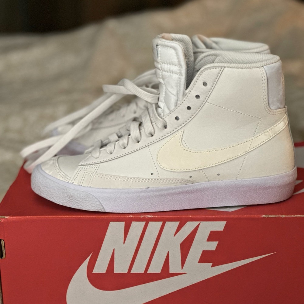 Nike Blazer Mid ‘77 (GS) - size 5.5Y big kid - size 7 in women’s